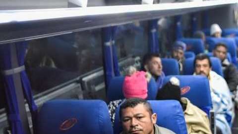 5 buses requieren los venezolanos para cruzar Ecuador.