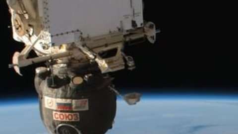 La nave Soyuz MS-09, izq., donde se detectó la fuga, fue usada en junio para transportar hasta la estación a tres astronautas.