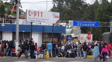 Venezolanos esperan en el paso de Rumichaca en Tulcán, Ecuador