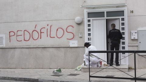 APARECEN PINTADAS CON ACUSACIONES DE PEDOFILIA EN PARROQUIA DE CURA DETENIDO