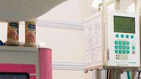 Yánderi Yazaret Pech Arellano, cargando a su bebé acompañada de su esposo.