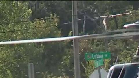 Un helicóptero de emergencias transporta a una alumna apuñalada.