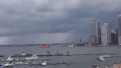 La tarde se perfila lluviosa en la bahía
