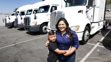 08/22/18 / LOS ANGELES/ Sayda Ayala, 27-year-old Honduran, with her son Caleb, 6, at their business in Whittier. Sayda came to the U.S. as an unaccompanied minor at age 14 in 2003, became a DACA recipient in 2015 and now owns her company ÒMilestone Truck Sales Inc.Ó (Aurelia Ventura/La Opinion)