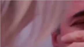 Así reacciona un hombre al ver por primera vez.