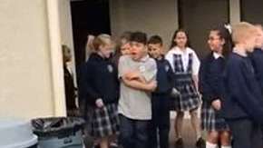 Un militar se reúne con su hijo.