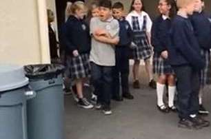 Un militar se reúne con su hijo.