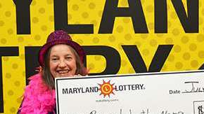 La ganadora de un sorteo de Powerball del 17 de febrero, con su esposo.