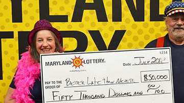 La ganadora de un sorteo de Powerball del 17 de febrero, con su esposo.