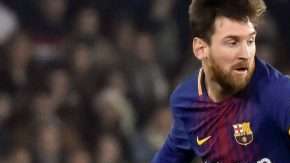 El mexicano Andrés Guardado junto a Lionel Messi del Barcelona. (Foto: EFE/Raúl Caro)