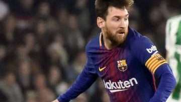 El mexicano Andrés Guardado junto a Lionel Messi del Barcelona. (Foto: EFE/Raúl Caro)