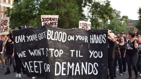 Marchan en Charlottesville para mostrar su rechazo al supremacismo blanco.