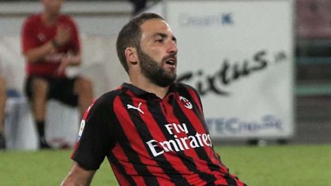 Gonzalo Higuain no tuvo un gran debut con el Milan ante el Napoli. (Foto: EFE/EPA/CESARE ABBATE)