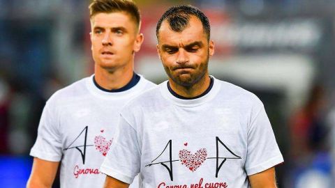 Los jugadores del Genoa lucieron camisetas en homenaje a las víctimas del derrumbre del Puente Morandi. (Foto: EFE/EPA/SIMONE ARVEDA)