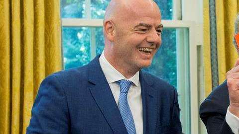 El presidente Donald Trump aprovechó para sacarle la tarjeta roja a los reporteros