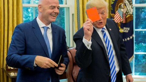 El presidente Donald Trump aprovechó para sacarle la tarjeta roja a los reporteros