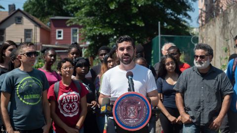 El concejal Rafael Espinal y el presidente de Brooklyn, Eric Adams están impulsando un proyecto de ley para producir comida local más saludable