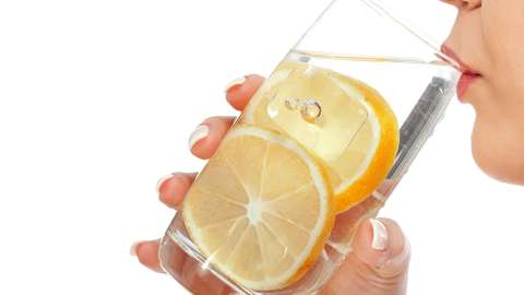El agua de limón ayuda a eliminar la halitosis proveniente del consumo de ciertos alimentos como el ajo, la cebolla o el pescado.
