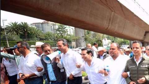 Alejandro Murat encabezó la manifestación.