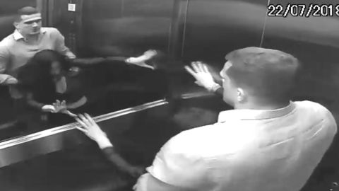 El hombre lanzó el cuerpo de su esposa desde un cuarto piso.