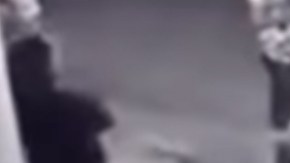 Se desconoce cuál era el vínculo de la muchacha con los atacantes, si alguna.