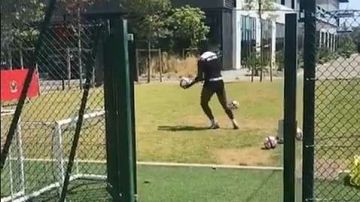 Mario Balotelli impone un nuevo reto para sus colegas futbolistas.