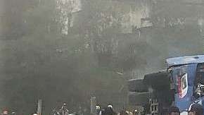 Así quedó el autobús que transportaba a hinchas del Barcelona de Cuenca a Guayaquil.