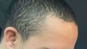 Rafael Mirim le muestra a su hermano Erick el tatuaje que se hizo en su honor.