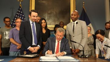 Alcalde Bill de Blasio firma paquete de leyes en favor de los reclusos de las carceles de NYC
