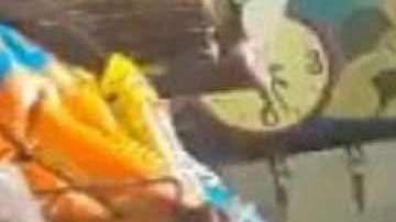 Vendedor fue captado robando mercancía.
