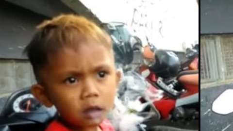 Este niño de dos años fuma más de 40 cigarrillos al día.