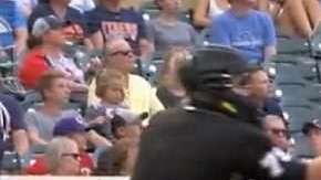 El batflip de Nick Castellanos y la 'atrapada' del umpire.