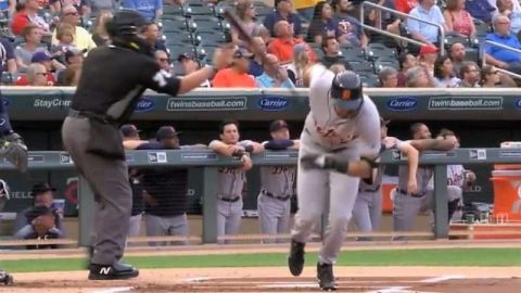 El batflip de Nick Castellanos y la 'atrapada' del umpire.