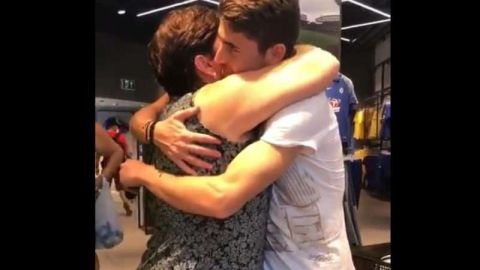 La tierna escena entre Jorginho y su madre ya le dio la vuelta al mundo.