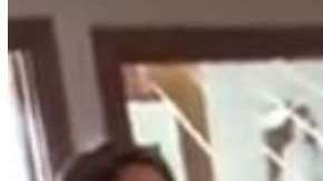 La pequeña repite los insultos en varias ocasiones contra el padre.