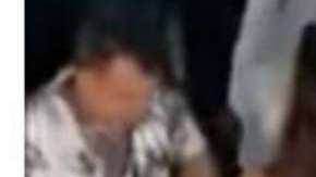 La esposa de este hombre aparece de la nada, enfurecida.