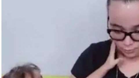 La niña solo tenía frío y su mamá no hizo nada por ella.
