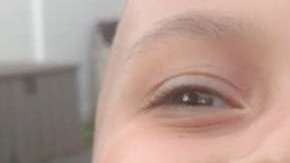 Un niño deja que su padre le arranque uno de sus dientes con un dron.