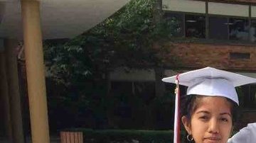 Edison Barros con su hija Paola en su graduación de 'High School'.