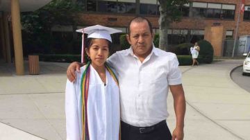 Edison Barros con su hija Paola en su graduación de 'High School'.