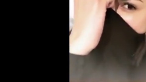La actriz mexicana Eiza González usa maneras muy creativas para mantener el contacto con sus fans.