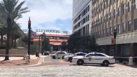 La Policía acordonó varias cuadras en torno al centro comercial.