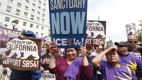 Angelinos se manifiestan a favor de la ley de "Estado santuario" de California.