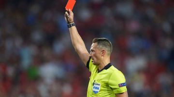 En Inglaterra, los árbitros podrán mostrar tarjetas a los directores técnicos