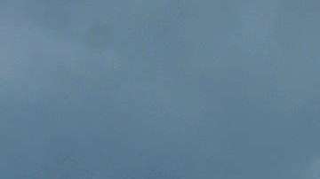 Una ambulancia transporta heridos del avión de AeroMéxico que cayó en Durango.