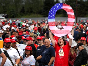 Seguidores de Trump portan carteles o ropa con la "Q", en referencia a QAnon.