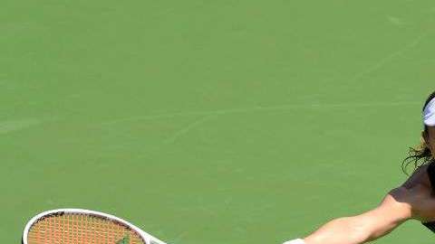 Alize Cornet se cambió la remera en pleno partido y recibió una advertencia