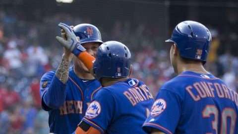 Los jugadores de los Mets de New York celebran un grand slam de José Bautista ante Philadelphia,. (Foto: Mitchell Leff/Getty Images)