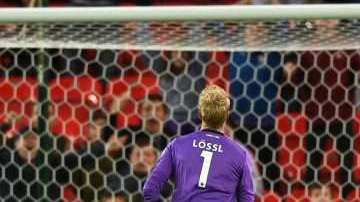 En el césped yace el holandés Juninho Bacuna del Huddersfield Town tras un autogol en el juego ante Stoke City.  (Foto: Gareth Copley/Getty Images)