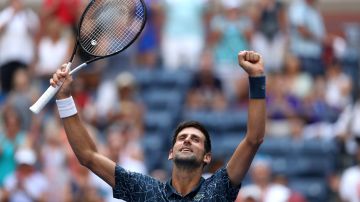 Djokovic celebra su victoria ante Fucsovics en un partido marcado por el calor.